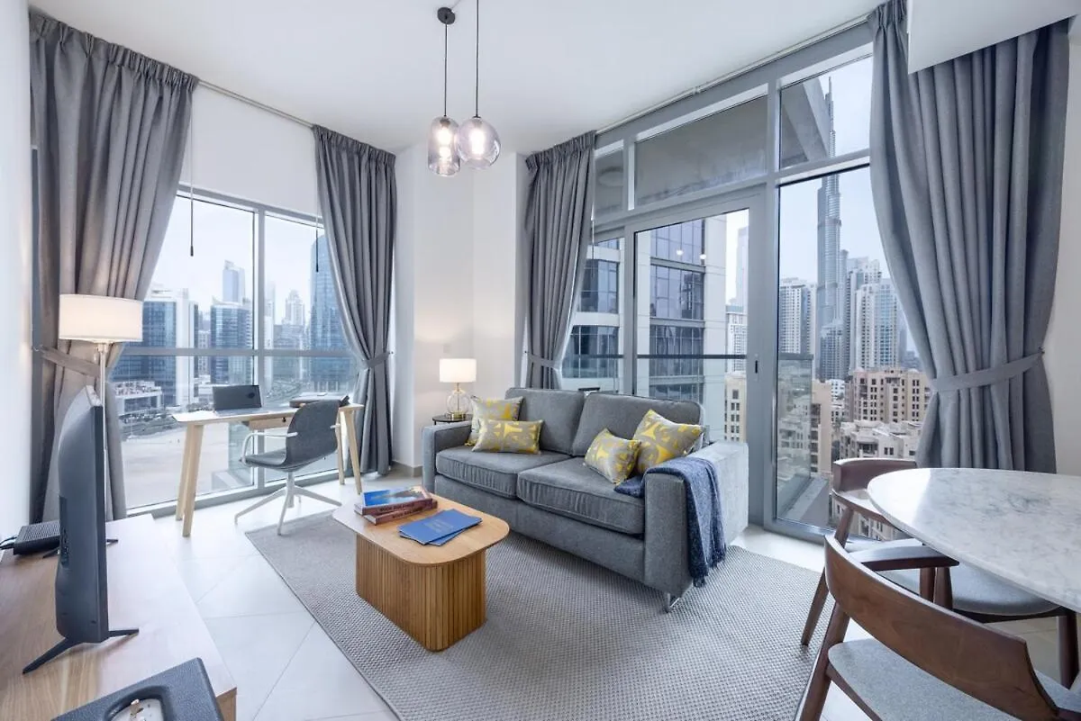 Daire Luxury Downtown 1-Bedroom With Burj Khalifa Views Dubai